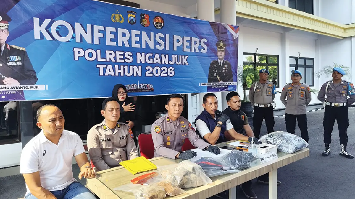BEBER BARANG BUKTI: Kompol Didid Wahyu Agustyawan menunjukkan batu bata yang digunakan belasan pengeroyok Minal Khosirin hingga tewas kemarin. Polisi tangkap 14 tersangka pengeroyok pesilat. (novanda nirwana/jprk)
