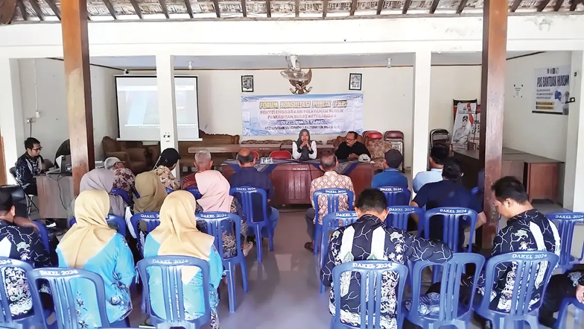 CEGAH DOMISILI TITIPAN: Warga Kelurahan Kapas memberi masukan saat forum konsultasi publik terkait surat keterangan. (karen wibi/jprk)