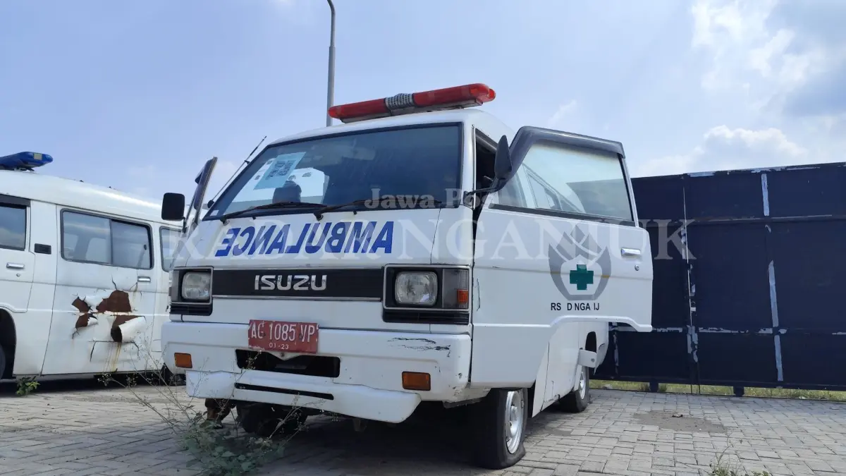 MANGKRAK: Ambulans yang tidak laku dilelang diparkir di halaman BPKAD Nganjuk. Pemkab akan melakukan lelang motor dinas dalam waktu dekat.