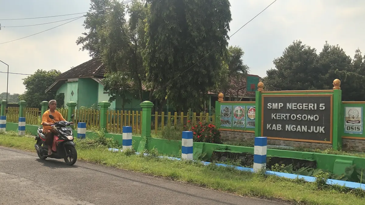 SEKOLAH PINGGIRAN: Pengendara melintas di depan SMPN 5 Kertosono. Tujuh SMP negeri pinggiran di Kabupaten Nganjuk kekurangan murid. (karen wibi/jprk)