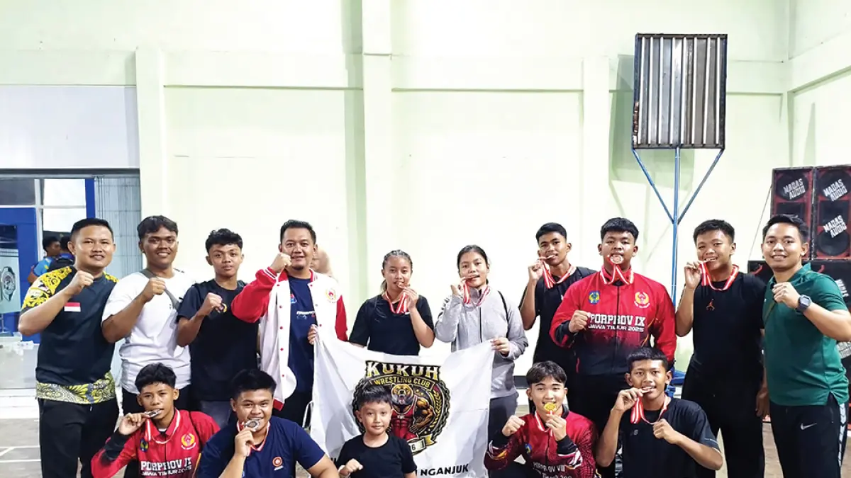 TOTALITAS: Ketua PGSI Nganjuk Muhammad Ervan Alriyadi foto bersama pegulat Kota Angin. (karen wibi/jprk)