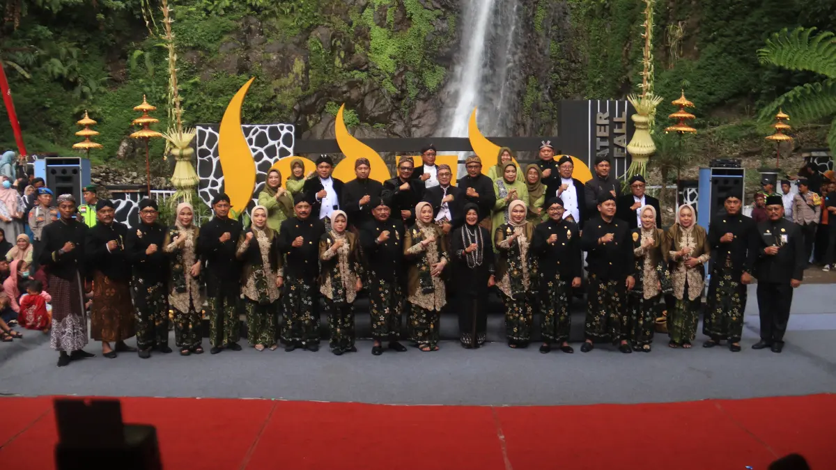 Pemkab Nganjuk dan DPRD Nganjuk mengikuti Siraman di Air Terjun Sedudo pada 2025 lalu