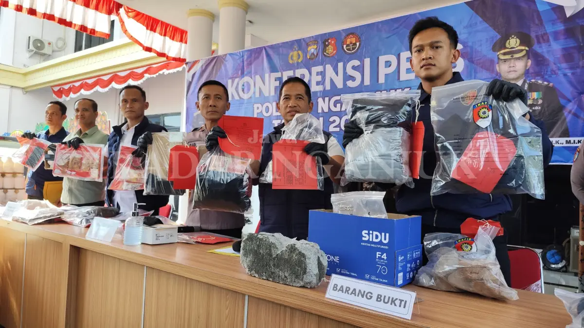 Polisi menunjukkan barang bukti