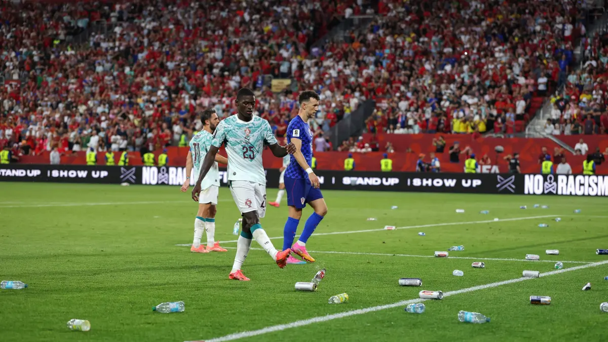 Botol dan kaleng berserakan di tepi lapangan setelah suporter melemparkan berbagai benda ke arah lapangan saat pertandingan babak 32 besar Piala Dunia FIFA 2026 antara Portugal melawan Kroasia di Toronto Stadium, Kamis (2/7/2026) waktu setempat