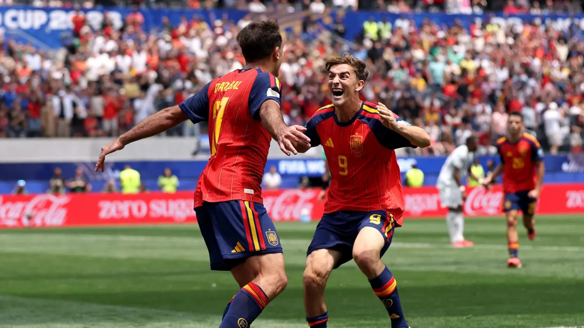 Pemain Spanyol Pedro Porro (kiri) merayakan gol bersama Mikel Oyarzabal usai mencetak gol kedua timnya pada laga babak 32 besar Piala Dunia FIFA 2026 melawan Austria di SoFi Stadium, Inglewood, California, Kamis (2/7/2026) waktu setempat
