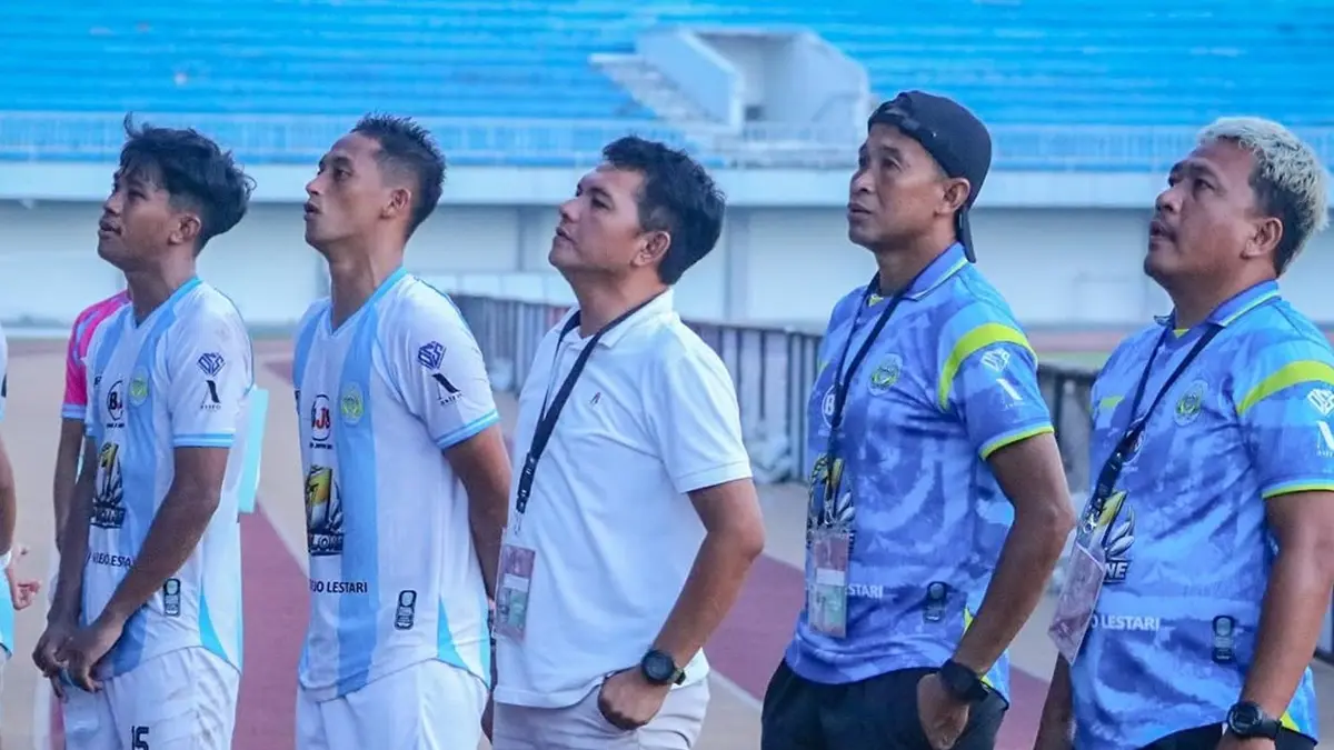Wakil Manajer Persenga Nganjuk Budiono (tengah) saat menyapa Super Mania
