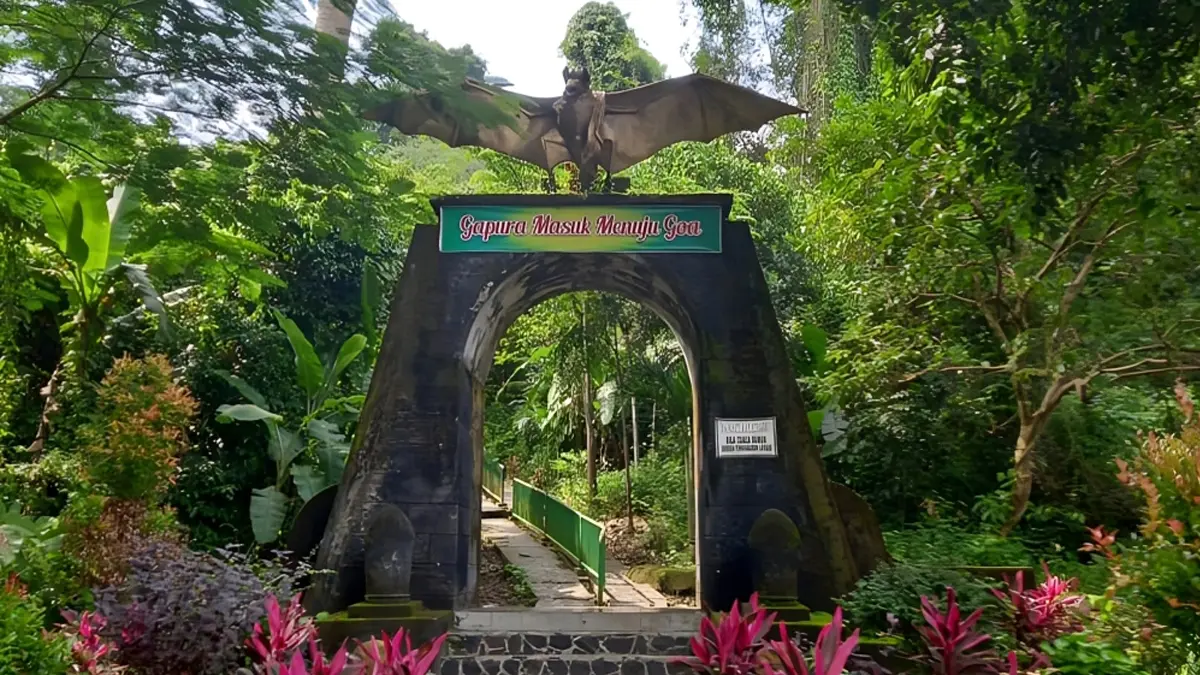pintu masuk goa margotrisno