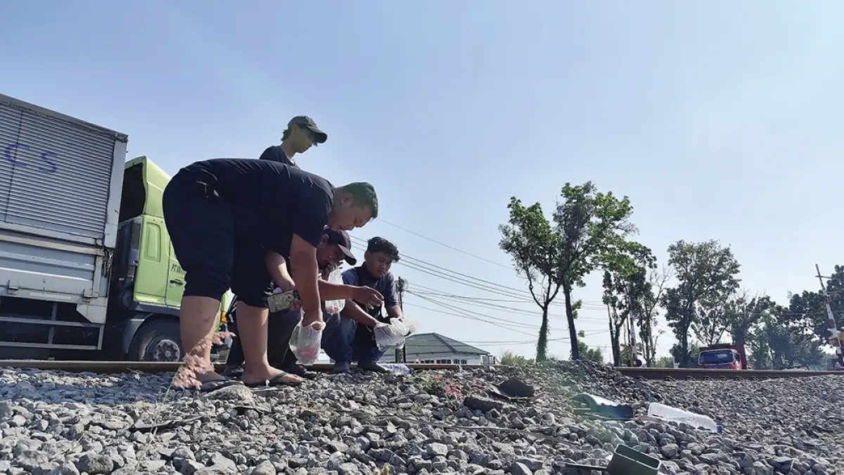 BELASUNGKAWA: Teman Tabah melakukan aksi tabur bunga di lokasi kecelakaan KA dan truk boks J&T kemarin. (novanda nirwana/jprk)