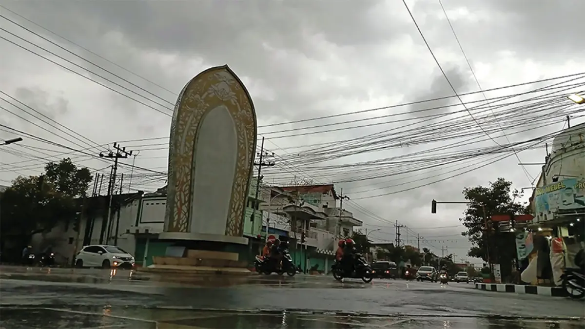 Mendung petang menyelimuti Tugu Jayastamba. (karen wibi/jprk)