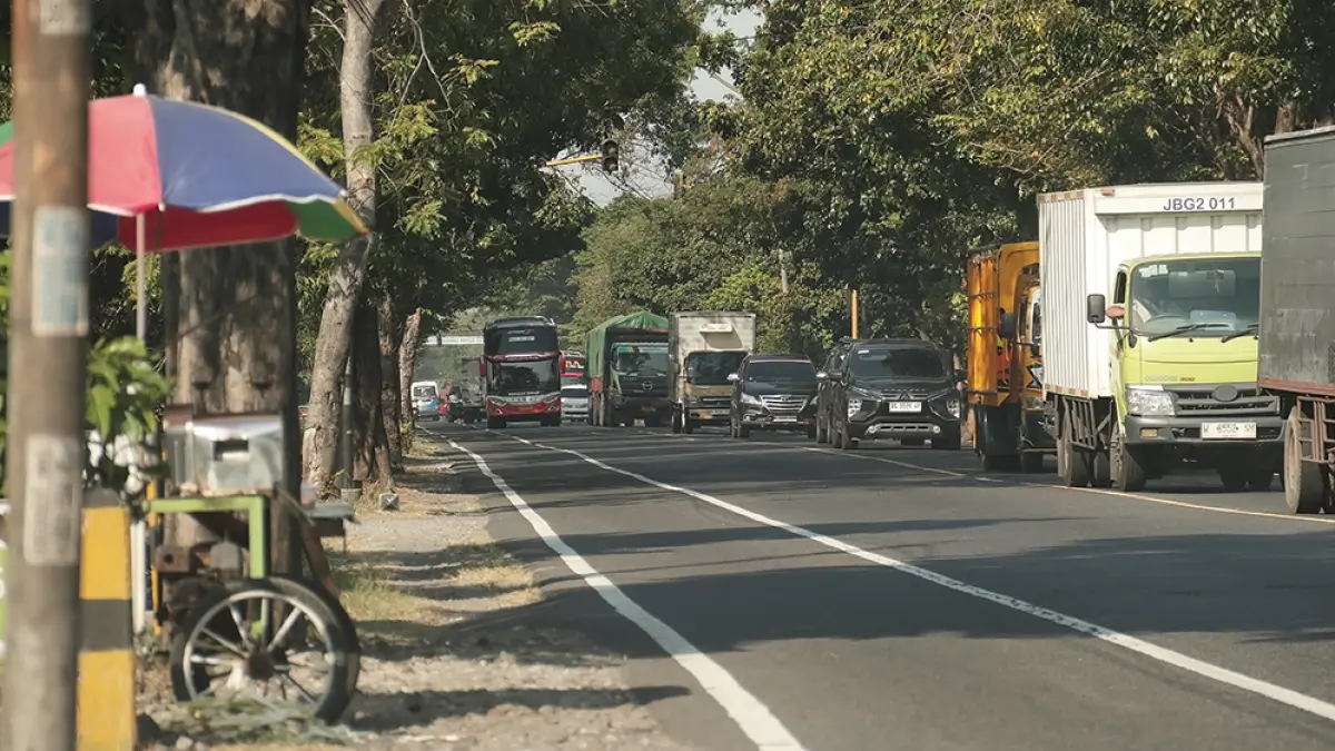 NGEBLONG: Bus ngeblong di Jalan Raya Nganjuk-Kertosono kemarin. Puluhan sopir bus kena tilang karena aksi ugal-ugalan. (novanda nirwana/jprk)