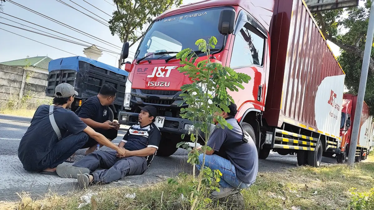 NYARIS PINGSAN: Anton, teman Tabah Nur Arriski tak kuasa menahan tangisnya saat tabur bunga kemarin. (novanda nirwana/jprk)