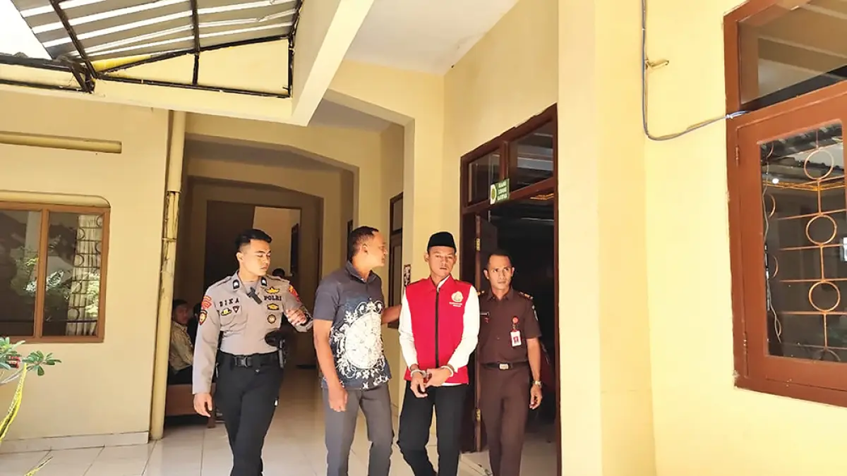 PENGAWALAN KETAT: Polisi dan petugas kejaksaan mengawal Dimas saat sidang di PN. (novanda nirwana/JPRK)