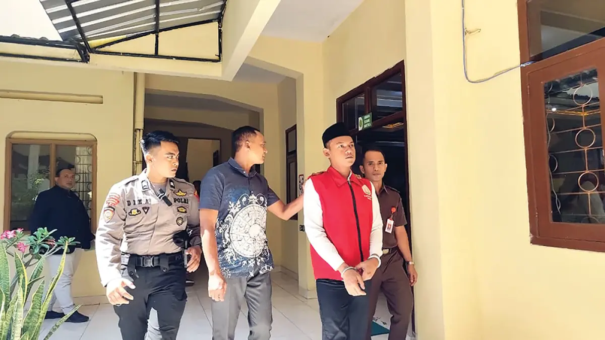 SIDANG TUNTUTAN: Dimas Pandji Kusumo keluar ruang sidang kemarin. Dia dituntut sembilan tahun penjara. (novanda nirwana/jprk)