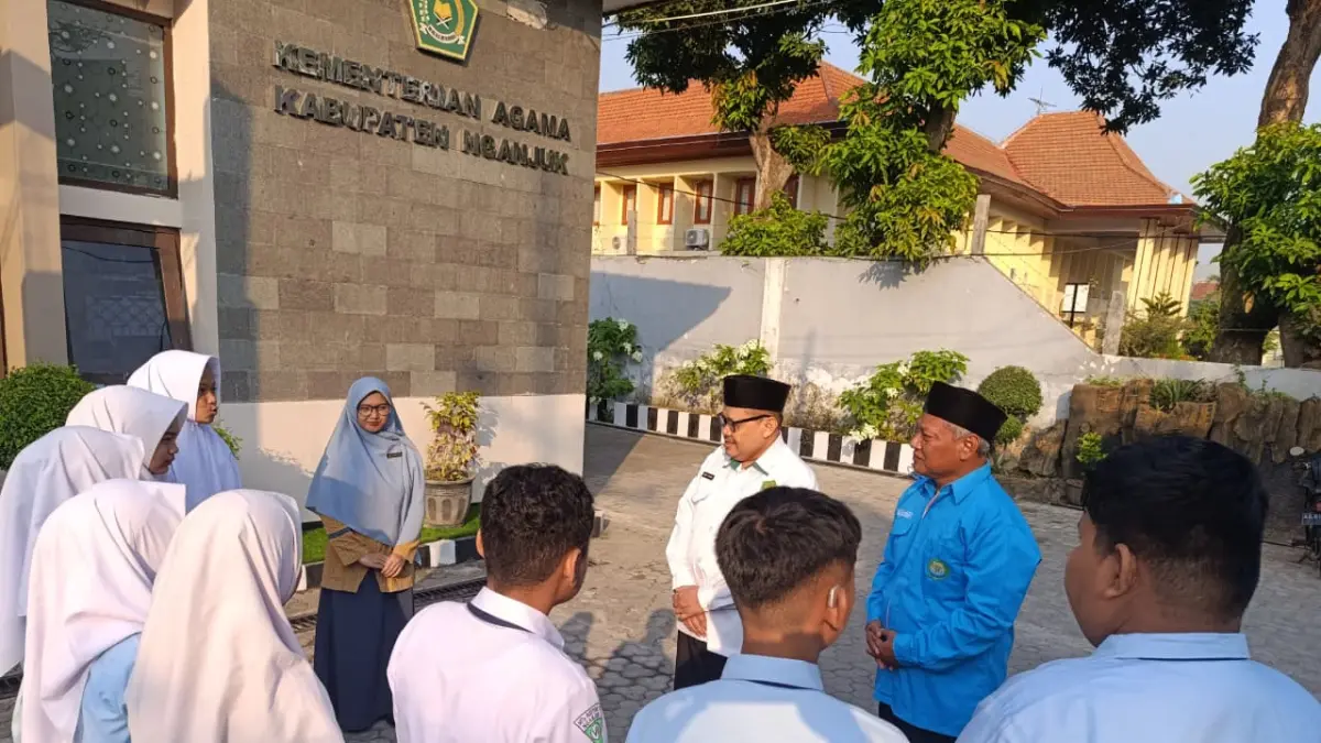 Kepala Kemenag Nganjuk Abdul Rahman memberi arahan kepada rombongan siswa MTs Asyiyah Nganjuk.    