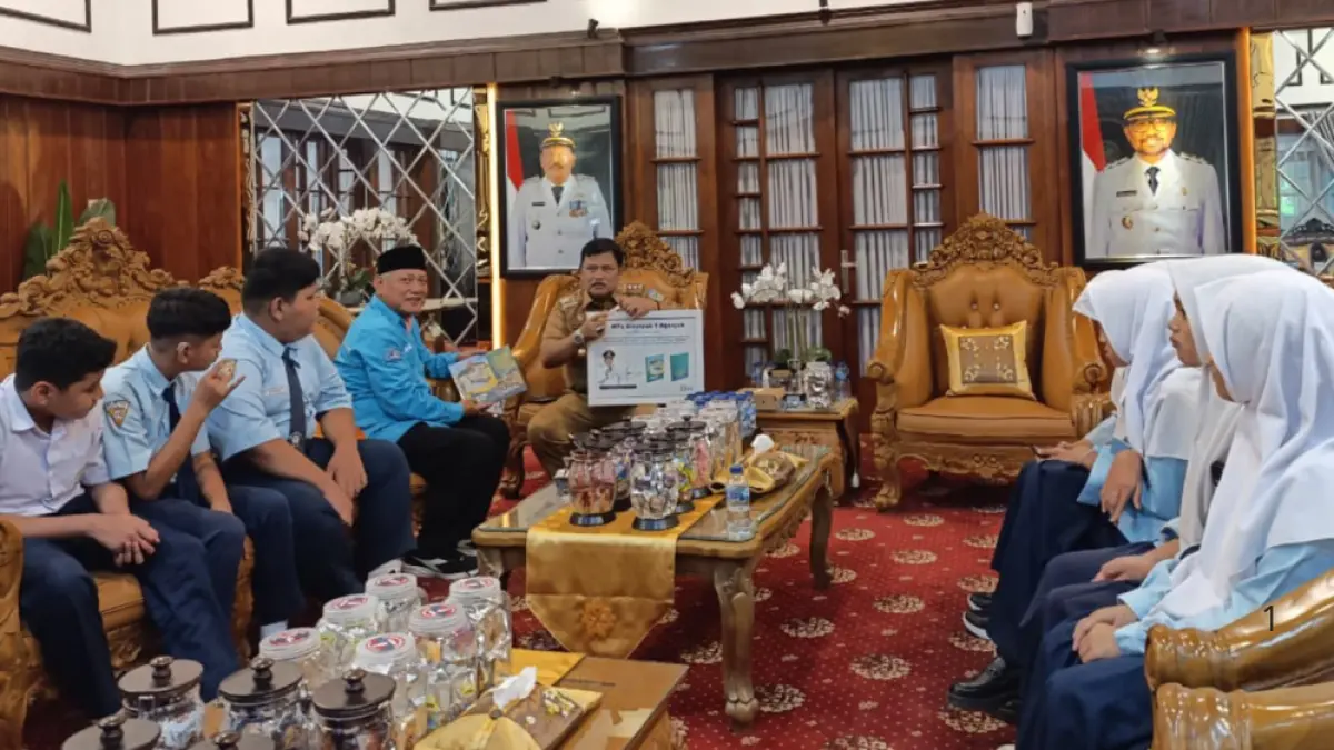 Kepala MTs Asyiyah Nganjuk Aris Nasution mendampingi anak didiknya saat bertemu Bupati Nganjuk Marhaen Djumadi. 

