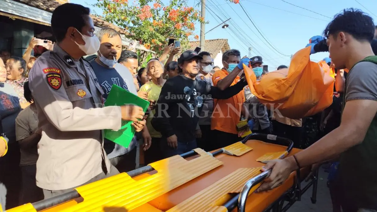 Kubur Korban di Belakang Rumah