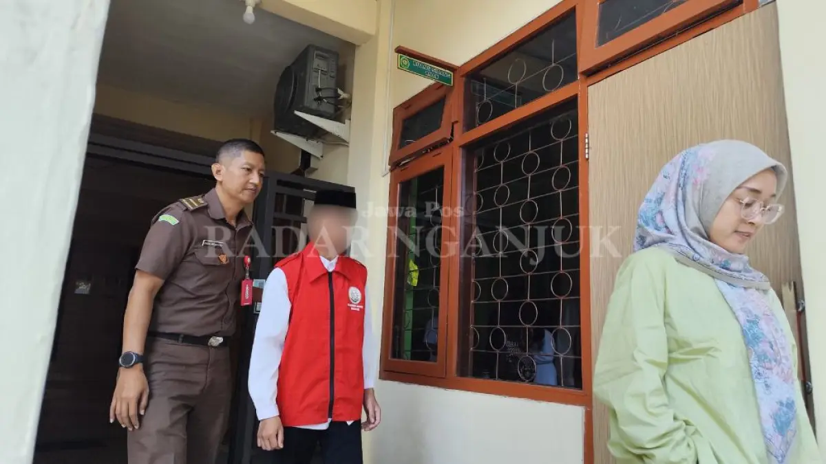terdakwa keluar ruang sidang
