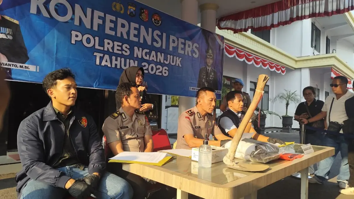 polisi rilis barang bukti kasus pembunuhan di Kaloran. (novanda nirwana/jprk) 