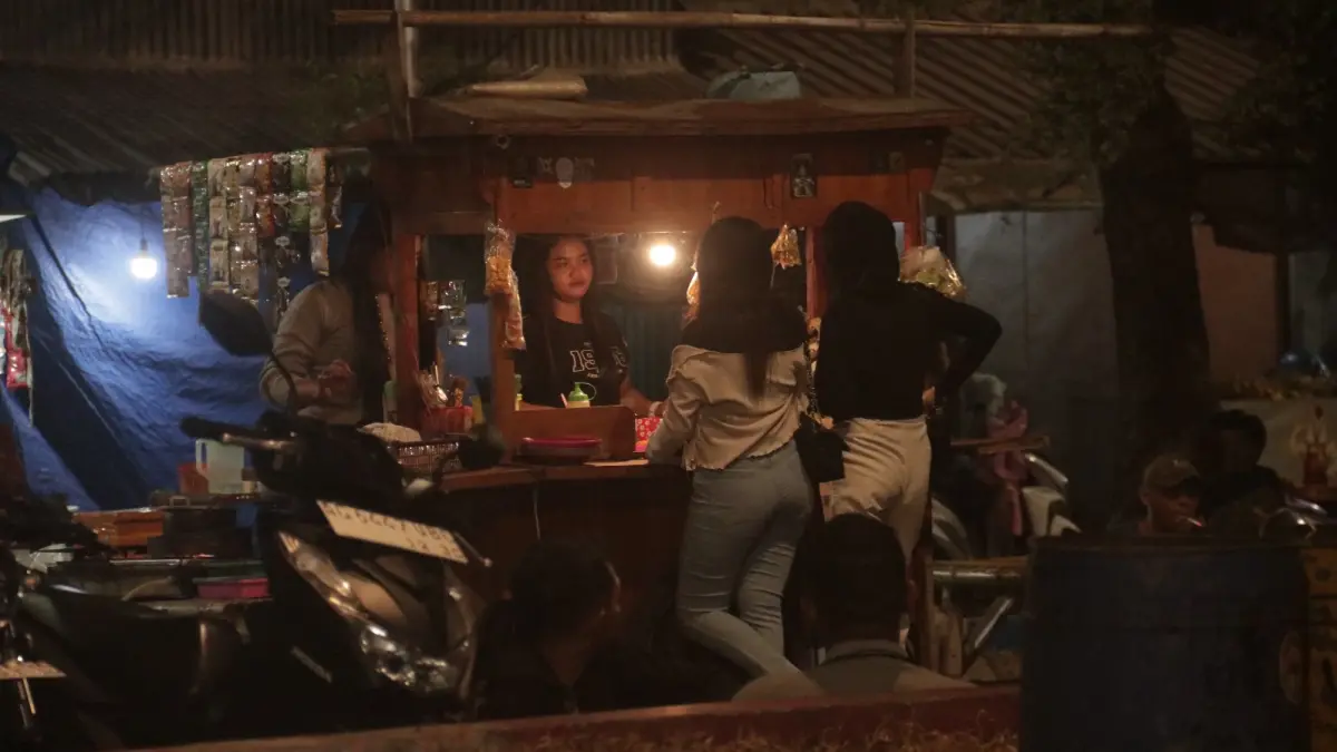 TAMPIL BEDA: Penjaga angkringan di sekitar Pasar Baru Kertosono berpakaian seksi untuk menarik konsumen. Angkringan seksi menjadi magnet baru warga Kertosono dan sekitarnya.  (karen wibi/ jprk)
