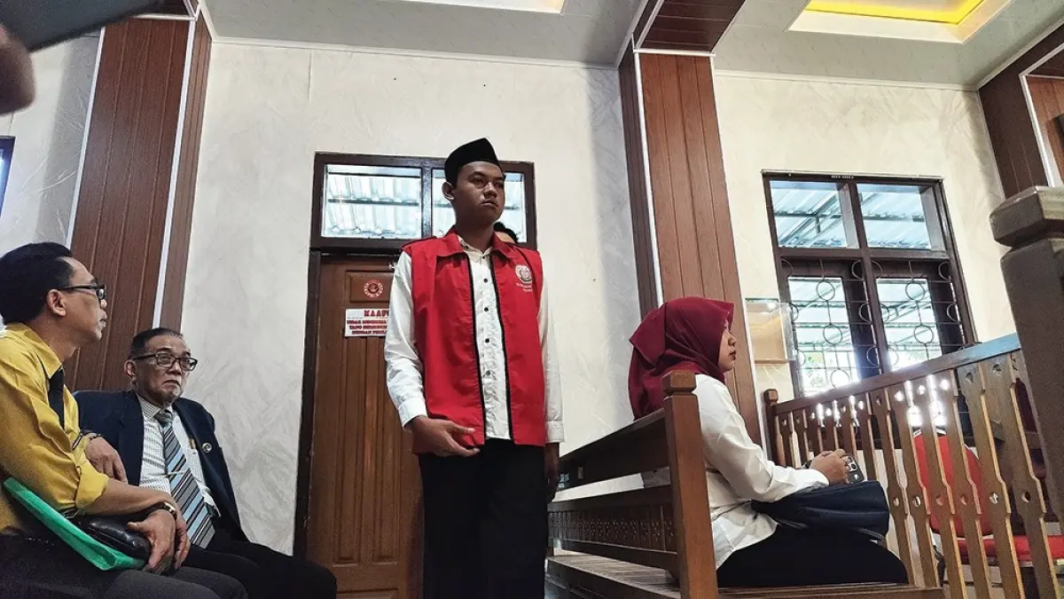 MINTA BEBAS: Dimas Pandji Kusumo masung ruang sidang di pengadilan Negeri Nganjuk kemarin. Dimas minta majelis hakim membebaskanya. novanda nirwana/jprk
