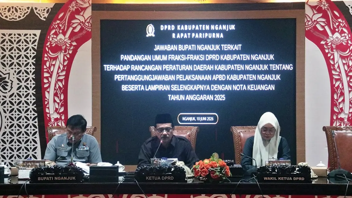 RAPAT PARIPURNA: Ketua DPRD Tatit Heru Tjahjono saat memimpin rapat paripurna di gedung DPRD.