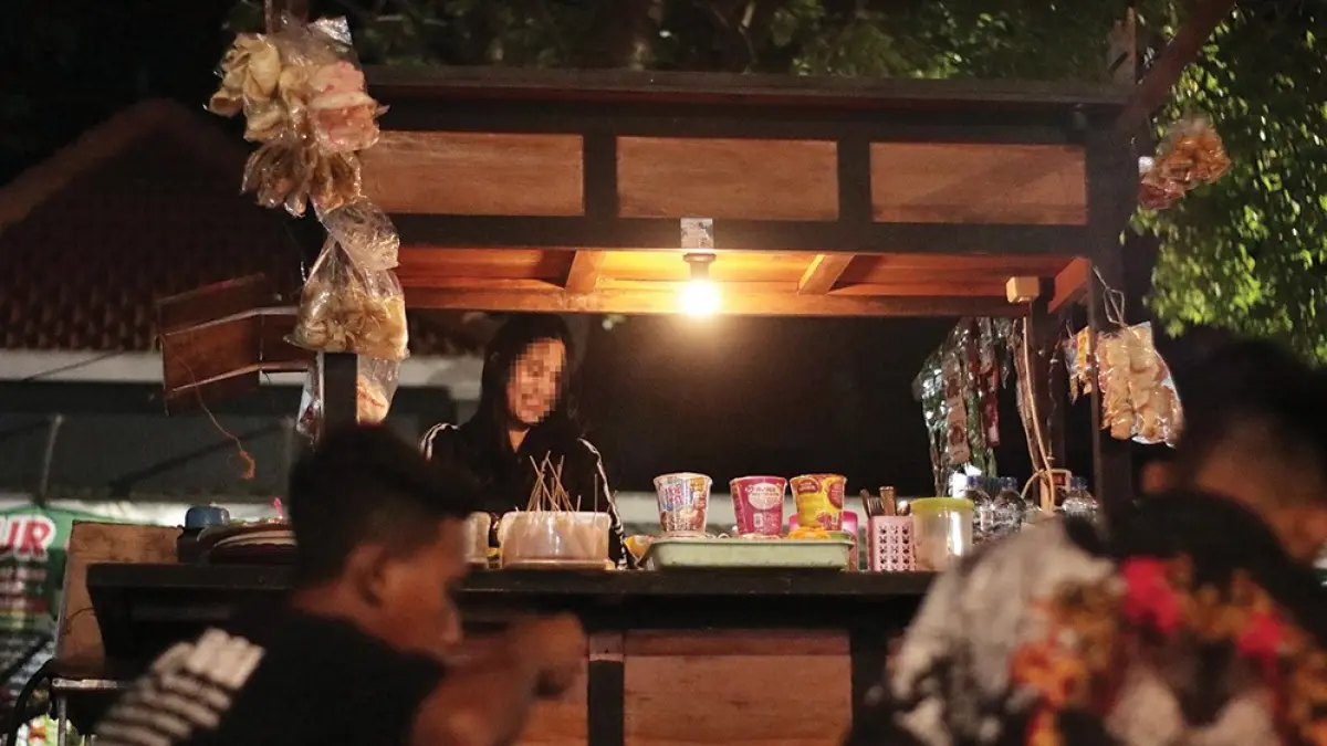 ANGKRINGAN SEKSI: Penjual angkringan di Pasar Baru Kertosono menjadi sasaran godaan pria hidung belang setiap malam hari. Mereka harus pandai bersiasat.  (wib/tyo)