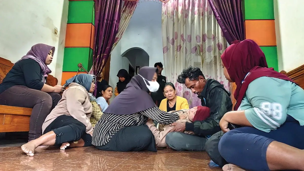 Barang bukti itu dibuang oleh pelaku di tempat sampah yang berada di depan SPBU Baron, "ujarnya. (novanda nirwana/jprk)