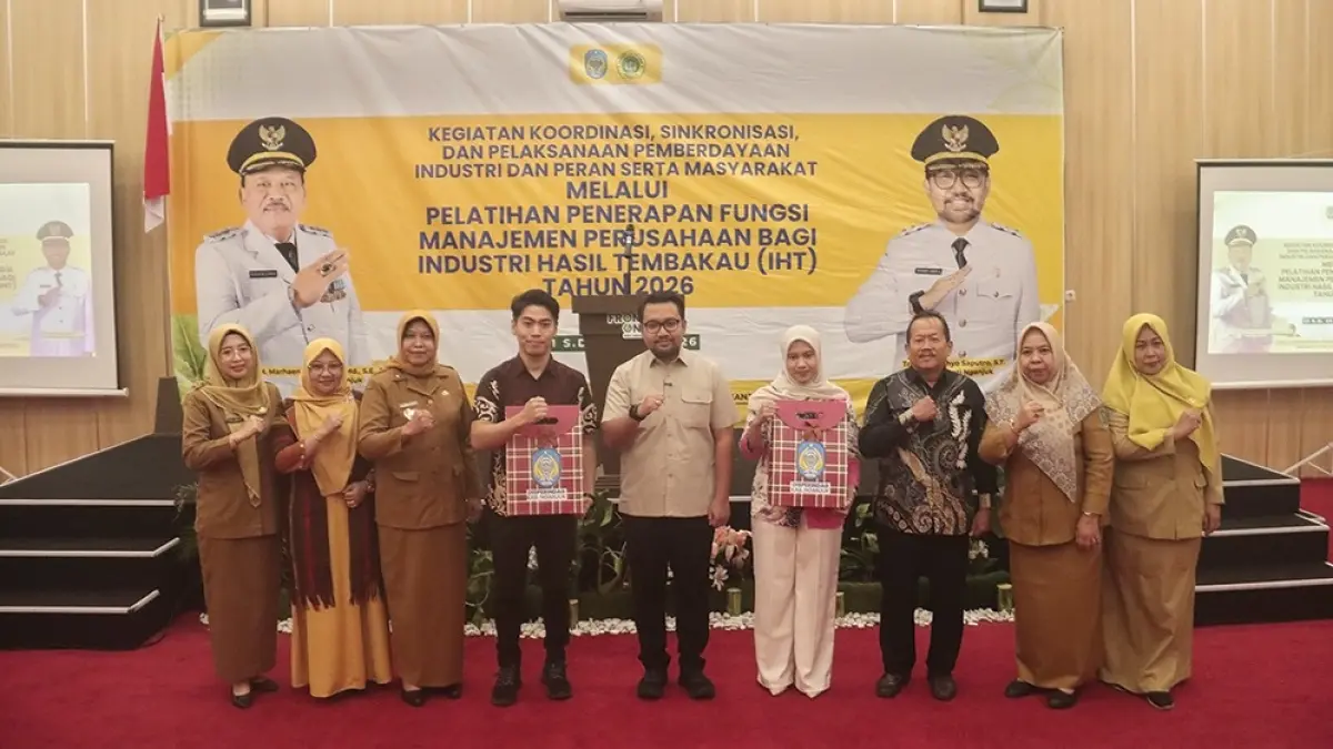 SEMANGAT: Wakil Bupati Trihandy Cahyo Saputro dan Wakil Rektor U iversitas PGRI Mpu Sindok Dr. Indrian Supheni foto bersama peserta pelatihan Perusahaan Industri Tembakau. (karen wibi/jprk)