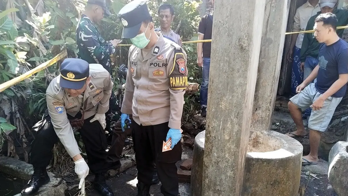 TINGGAL KERANGKA: Polisi melakukan olah tempat kejadian perkara( TKP) penemuan kerangka Choirul Anam di sumur tua kemarin. (novanda nirwana/jprk)