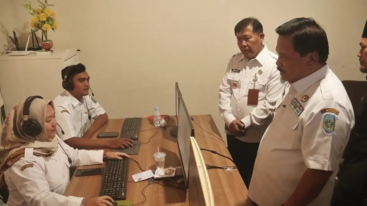 BERMANFAAT:  Bupati Marhaen Djumadi mengecek data Nomor Tunggal Panggilan Darurat (NTPD) atau layanan Darurat 112. (karen wibi/jprk)