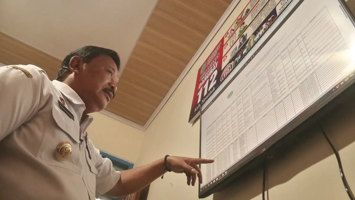 BERMANFAAT:  Bupati Marhaen Djumadi mengecek data Nomor Tunggal Panggilan Darurat (NTPD) atau layanan Darurat 112. (karen wibi/jprk)