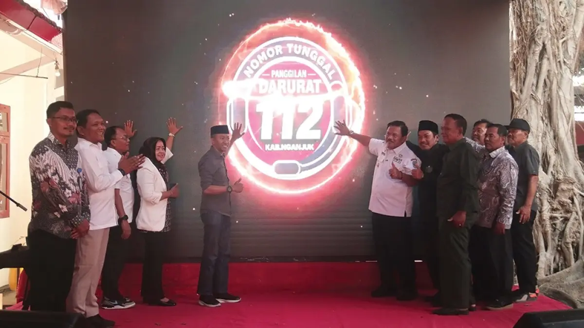 INOVASI: Bupati Marhaen Djumadi didampingi Kepala Dinas Kominfo Subani melauncing Layanan Darurat 112 yang digaga dinas Kominfo Nganjuk. (karen wibi/jprk)