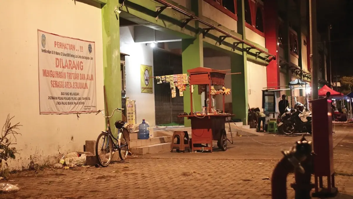 Sepertinya yang beli ya malu kalau mau nongkrong di angkringan seksi. Makanya saya memilih di tempat yang agak sepi," ujarnya. (karen wibi/jprk)