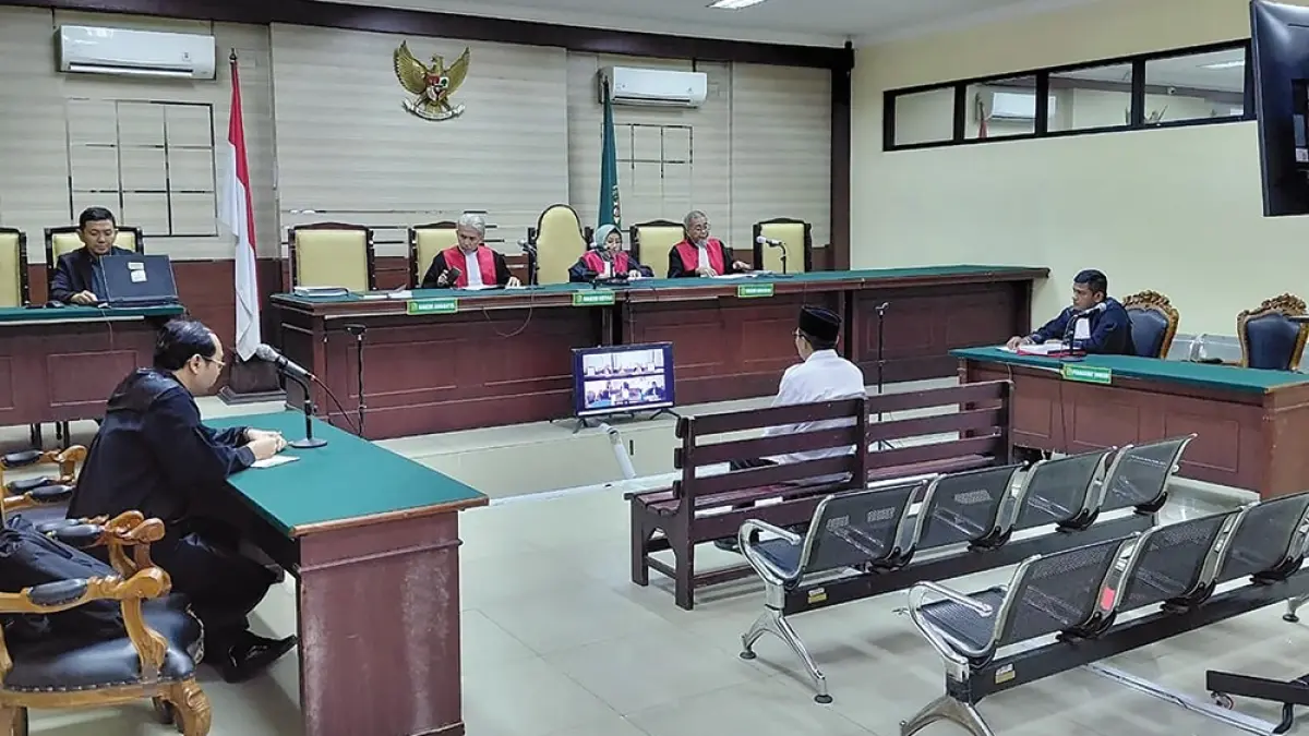 SIDANG PUTUSAN: Majelis hakim menjatuhkan hukuman empat tahun penjara pada Sujono di Pengadilan Negeri Tipikor Surabaya. (novanda nirwana/jprk)