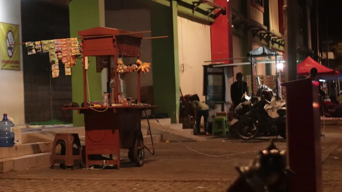 Angkringan seksi di Pasar Baru Kertosono tidak pernah sepi pembeli (karen wibi/jprk)















































