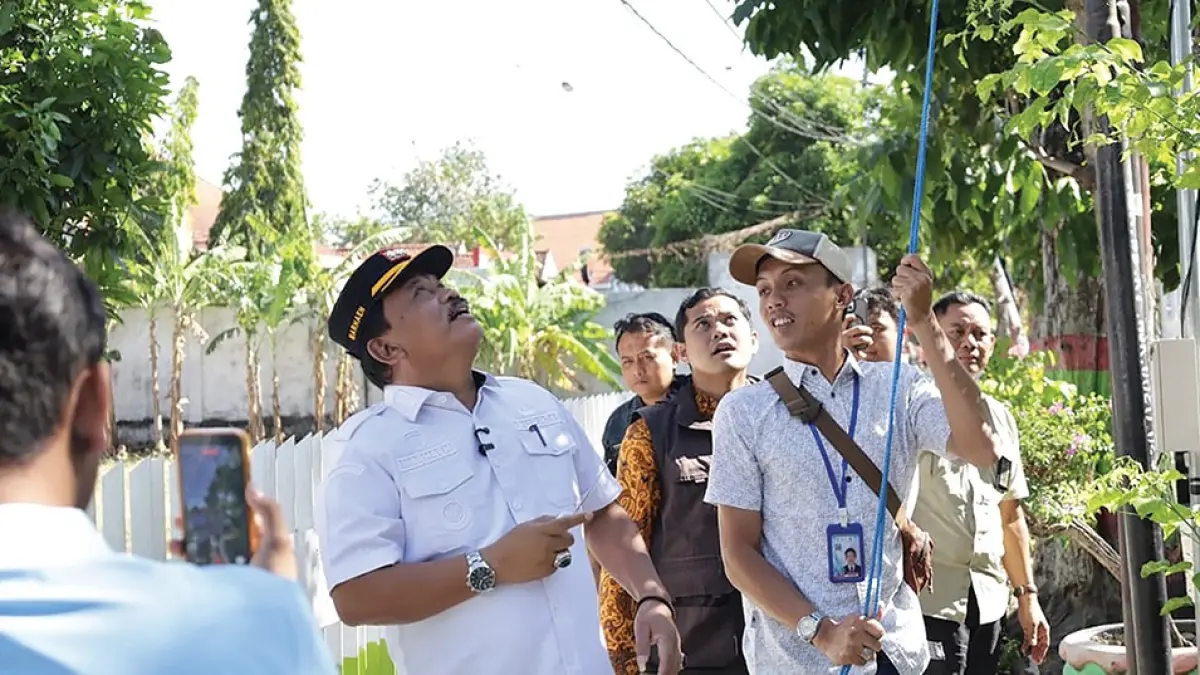 Kang Marhaen meminta untuk merapikan kabel-kabel tersebut.Sedangkan untuk yang ilegal, Kang Marhaen langsung meminta petugas untuk memotong. (karen wibi/jprk)