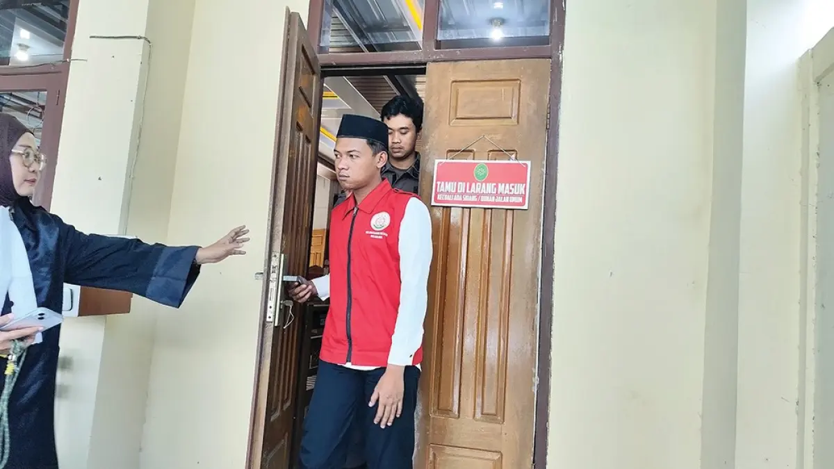 MOHON WAKTU: Terdakwa Dimas Pandji Kusumo keluar ruang sidang PN Nganjuk kemarin. Dia akan menyusun tanggapan. (novanda nirwana/jprk)