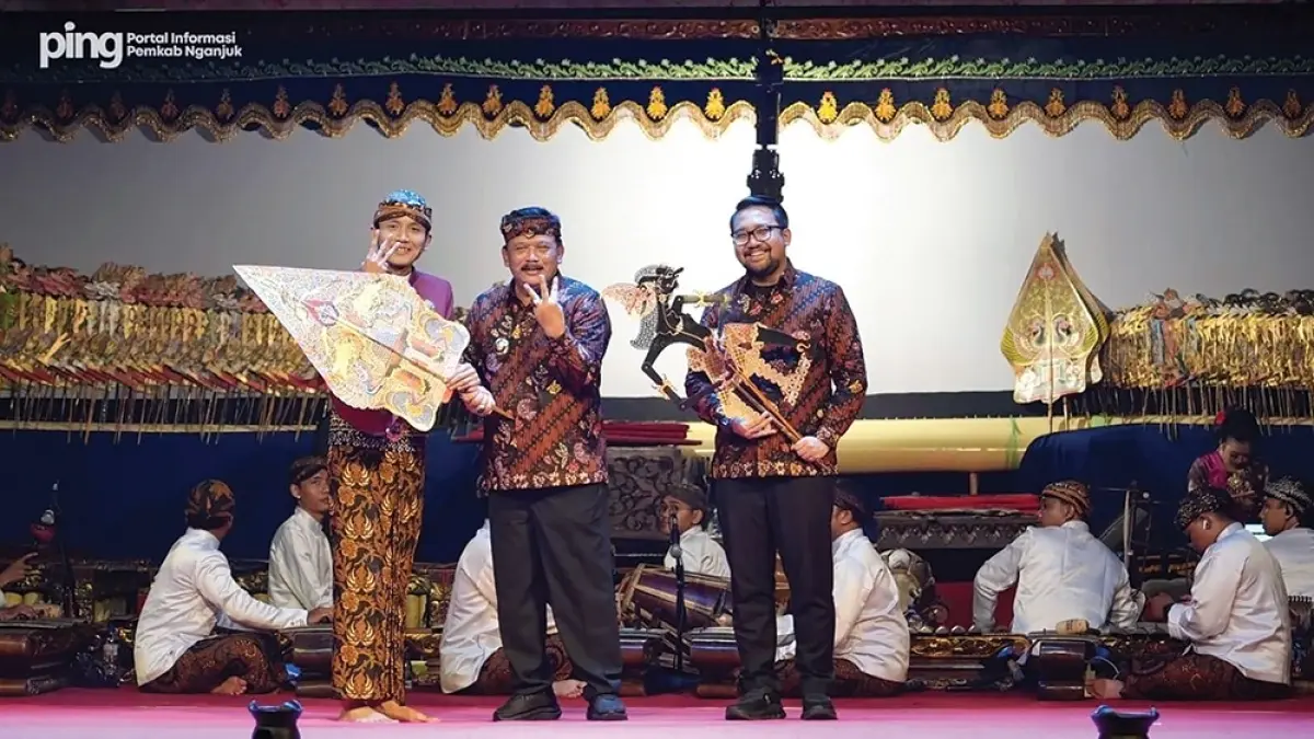 MEMBANGGAKAN: Kang Marhaen menyerahkan gunungan pada Dalang Ki R.Akbar Syahalam. (karen wibi/jprk)