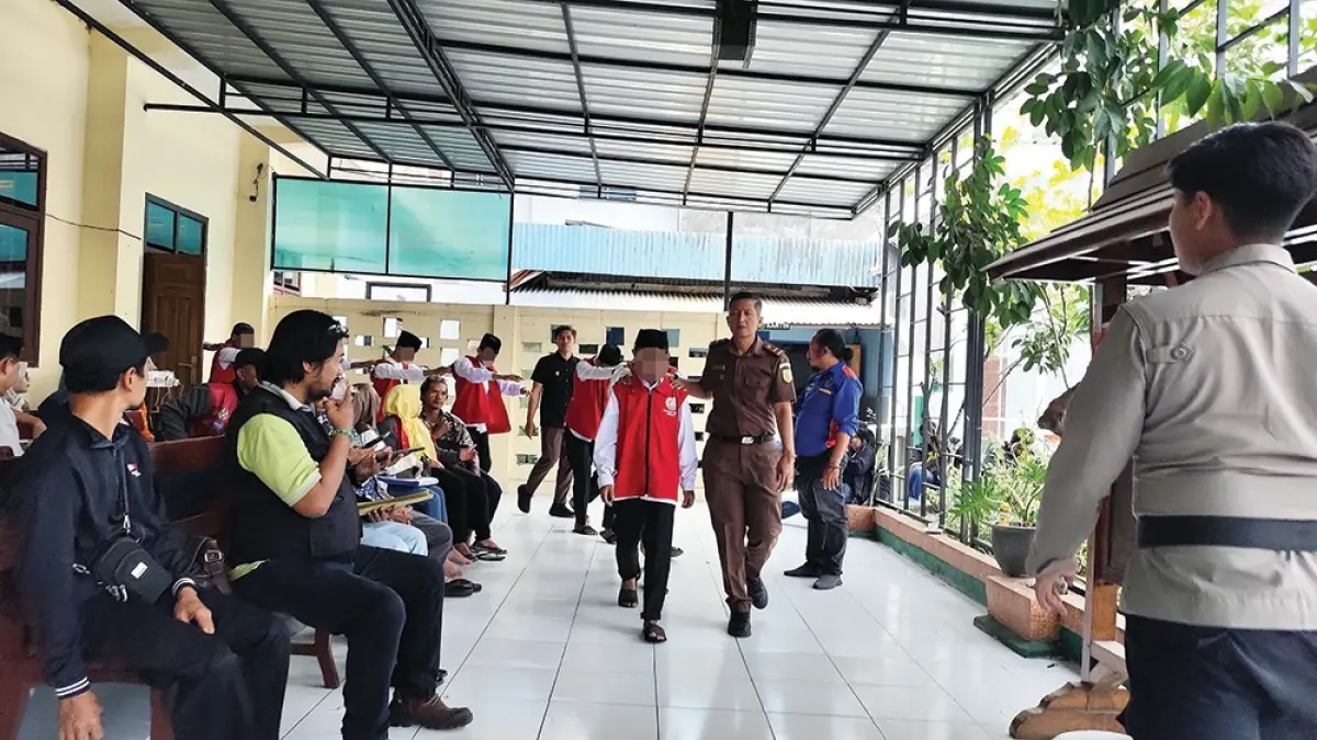 EMOSI SESAAT: 12 anak yang mengeroyok Minal Kosirin hingga tewas digelandang keluar ruang sidang kemarin. Mereka ngaku tak kenal korban. (novanda nirwana/jprk)