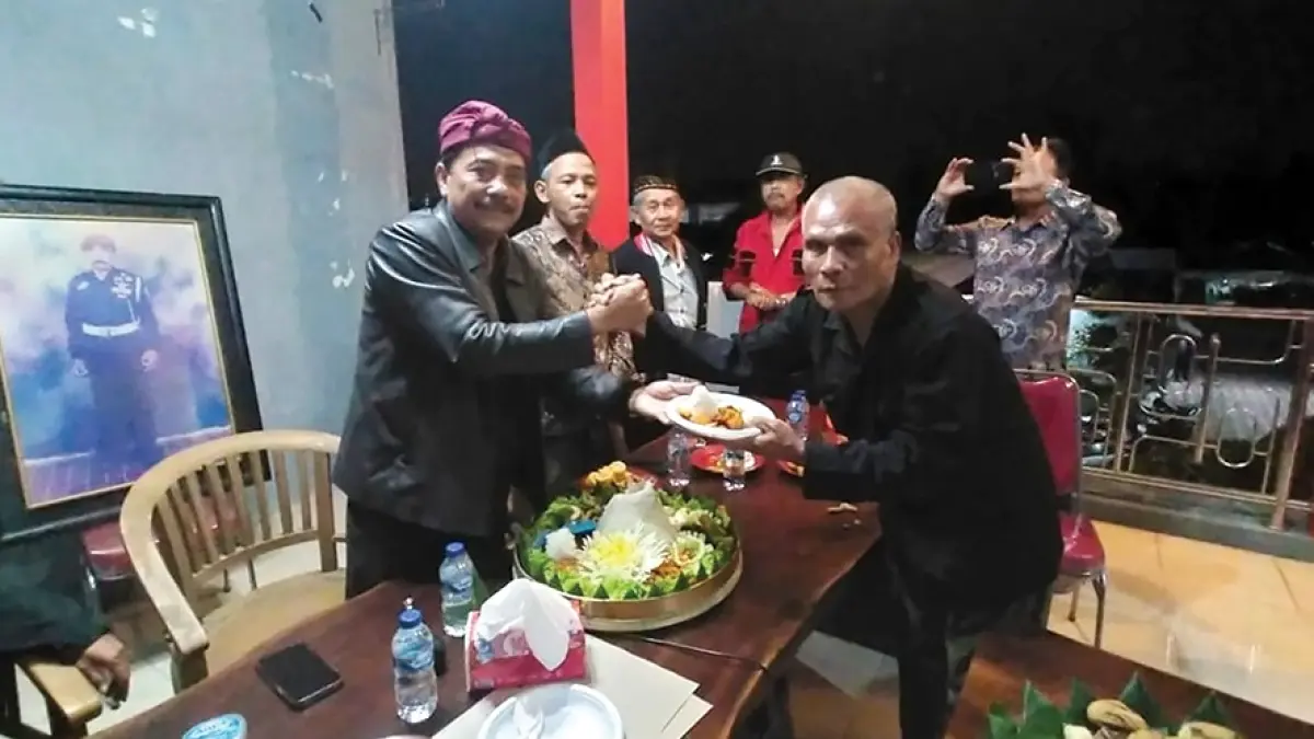 PERINGATI KUDATULI: Ketua DPRD Tatit Heru Tjahjono memberi potongan tumpeng kemarin malam(26/7). (karen wibi/jprk)