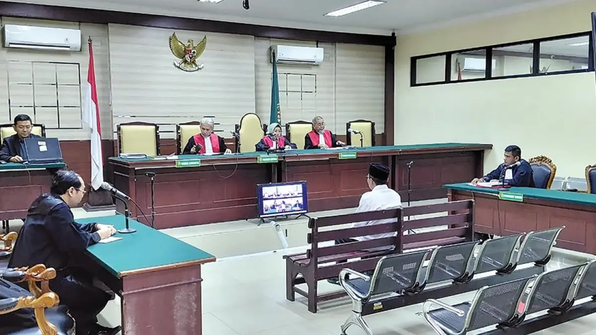 PUTUSAN: Mantan Plt Kadis Kominfo Nganjuk Sujono mendengarkan vonis majelis hakim di PN Tipikor Surabaya. (novanda nirwana/jprk)