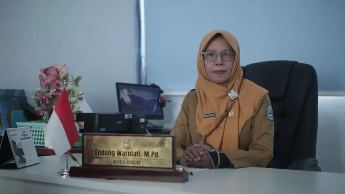 INOVATIF: Kepala SMAN 1 Sukomoro Endang Warniati memiliki program BMW untuk siswa. (karen wibi/jprk)