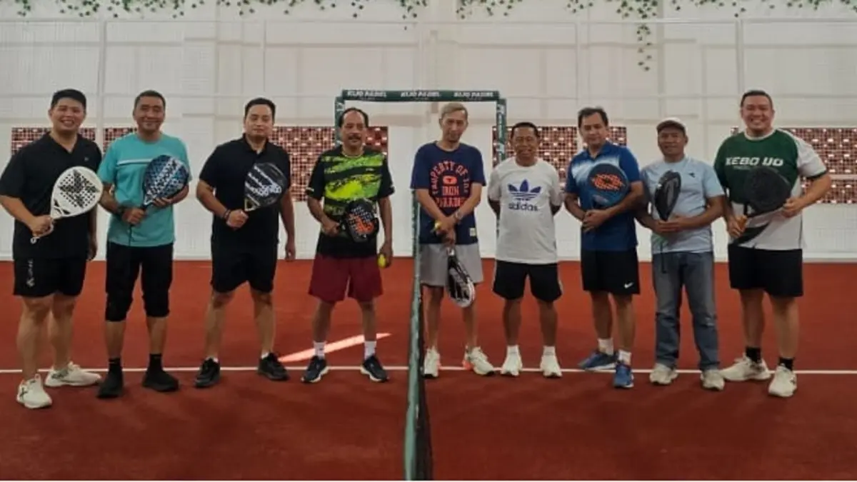 Ketua DPRD Nganjuk Tatit Heru Tjahjono mengikuti olahraga padel