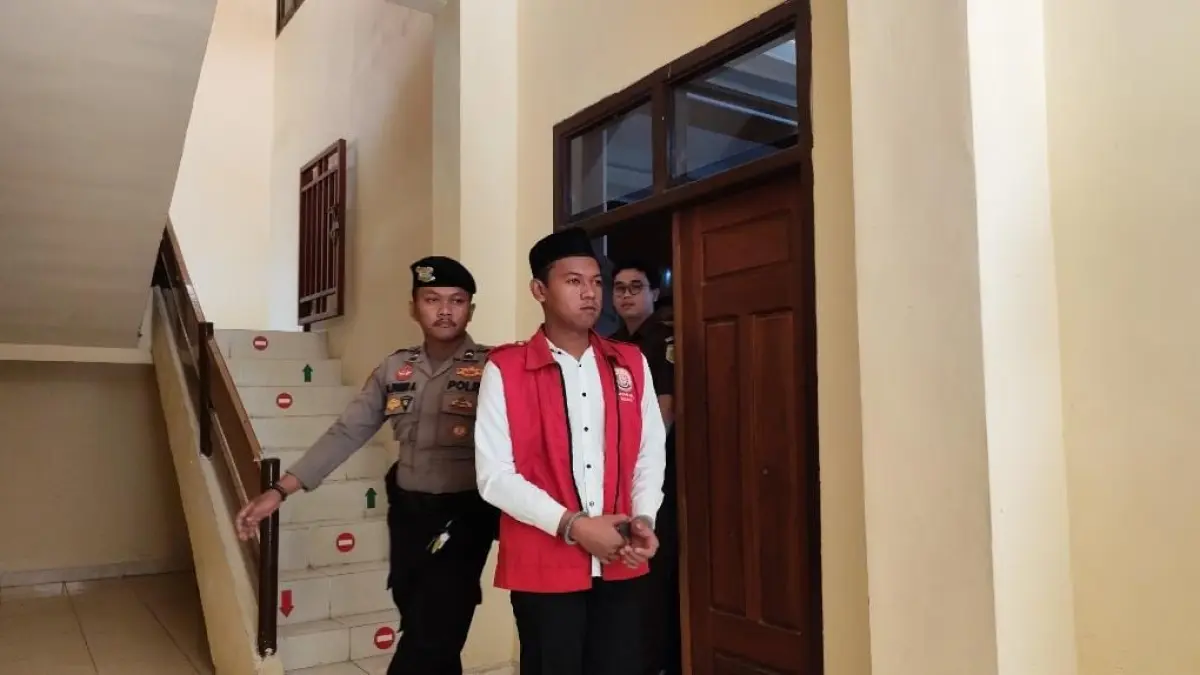 NGOTOT TAK BERSALAH: Dimas Pandji Kusumo keluar ruang sidang di PN Nganjuk kemarin. Dia ngotot minta dibebaskan. (novanda nirwana/jprk)