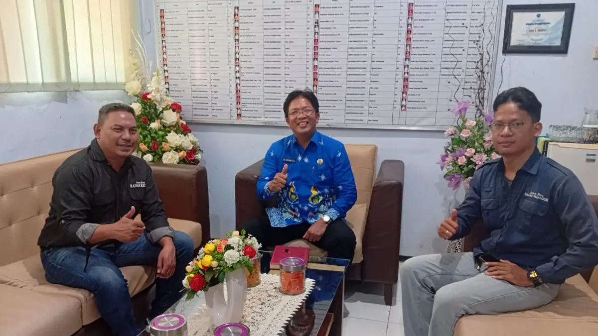 SIAP TKA LEBIH DINI: Kepala SMAN 1 Nganjuk Sugiyono bersama Manajer Jawa Pos Radar Nganjuk Rully Prasetyo dan Wartawan Karen Wibi (paling kanan) saat sosialisasi KKA untuk persiapan TKA 2026. (karen wibi/jprk)