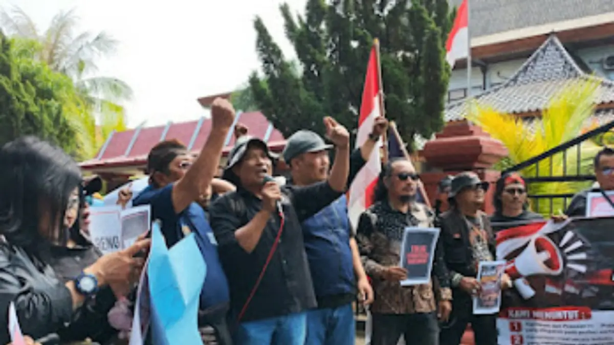 Anggota PWI dan IJTI Nganjuk menggelar unjukrasa di depan kantor DPRD Kabupaten Nganjuk.
