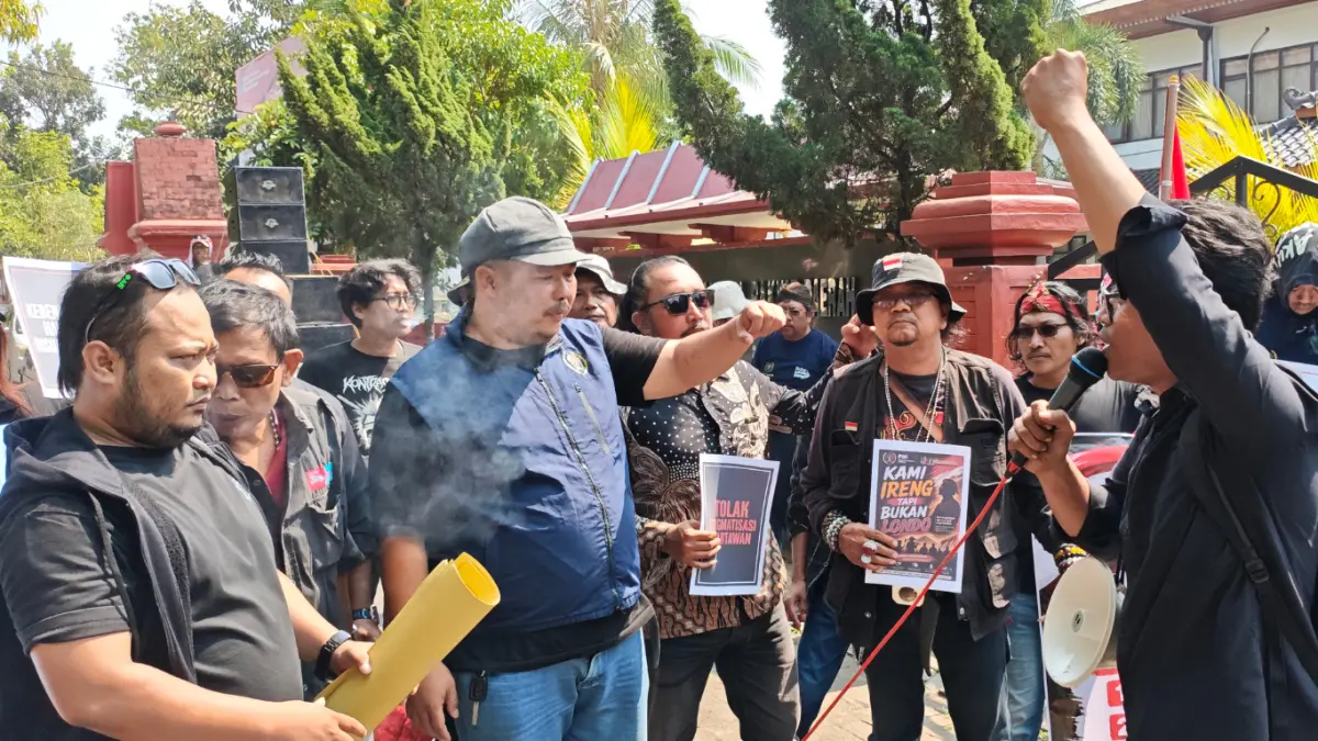 Anggota PWI dan IJTI Nganjuk menggelar unjukrasa di depan kantor DPRD Kabupaten Nganjuk.
