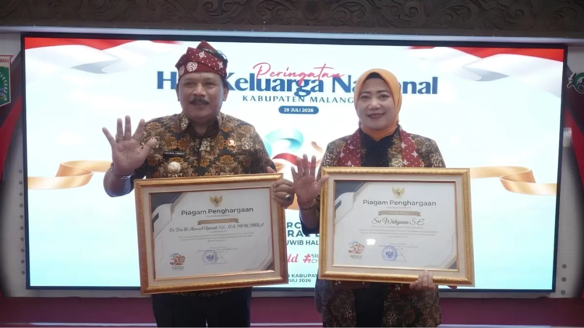 Bupati Nganjuk Marhaen Djumadi dan Ketua TP PKK Kabupaten Nganjuk Sri Wahyuni berfoto usai menerima penghargaan pada HARGANAS ke-33 Tingkat Provinsi Jawa Timur