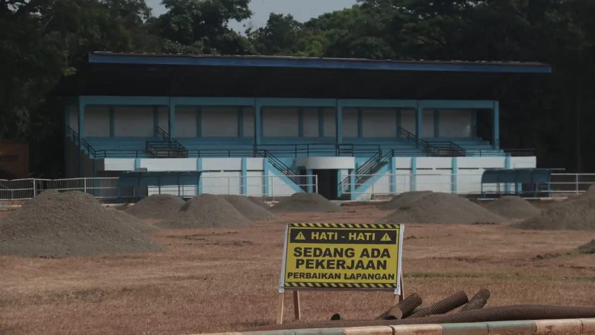 GANTI TOTAL: Rumput Stadion Anjuk Ladang akan diganti total karena kondisinya tidak layak untuk kompetisi Liga 4 Jatim musim depan. (karen wibi/jprk)
