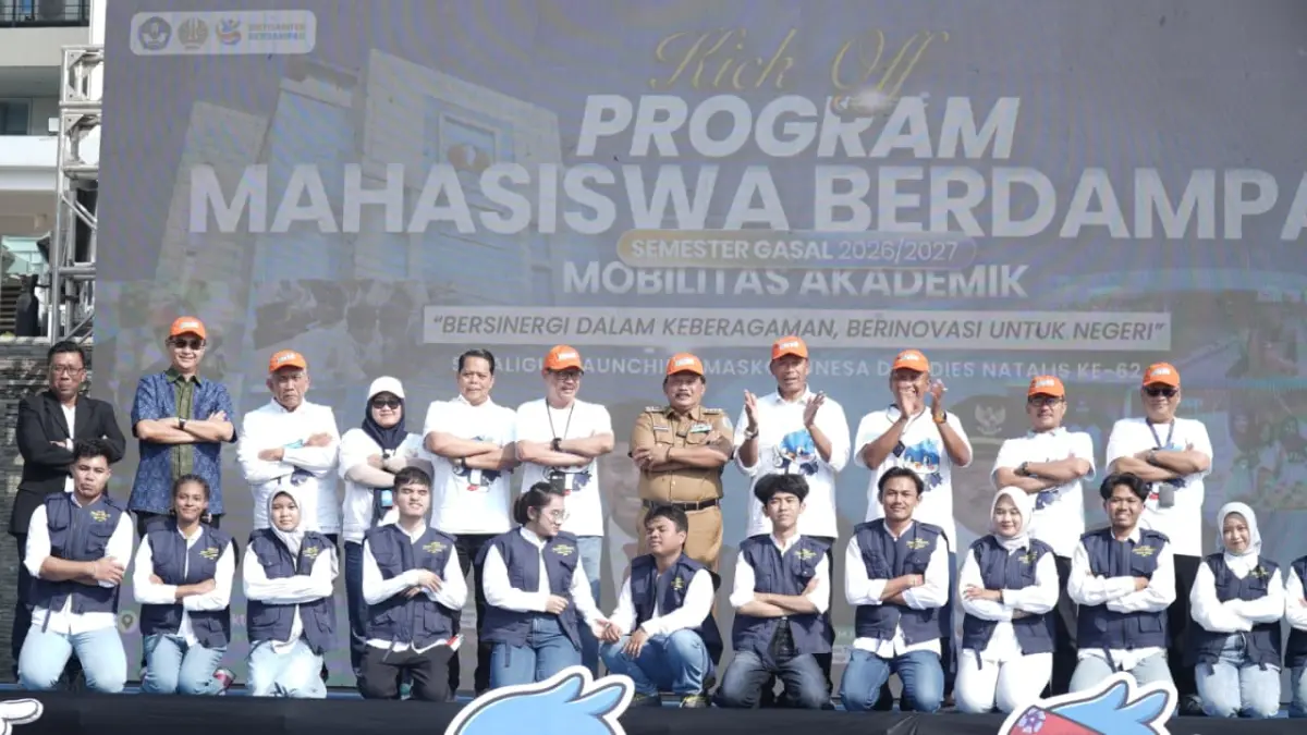 PEDULI PENDIDIKAN: Bupati Marhaen Djumadi foto bersama dalam program Mahasiswa Berdampak Mobilitas Akademik Semester Gasal 2026/2027 di Unesa. (karen wibi/jprk)